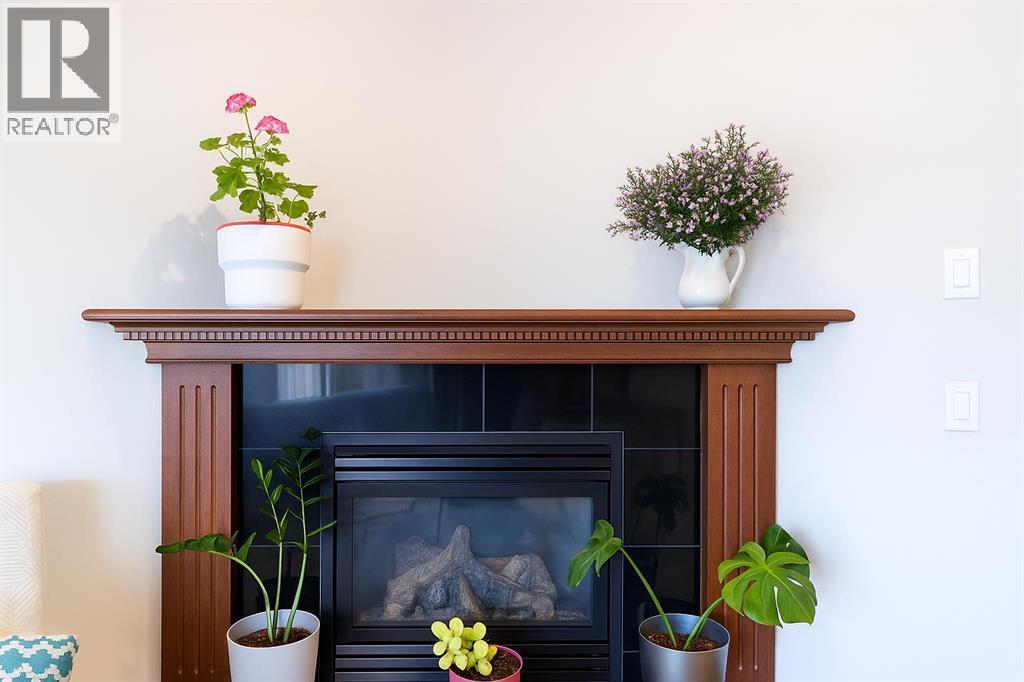 1421 40 Street Sw, Calgary, AB - Indoor With Fireplace