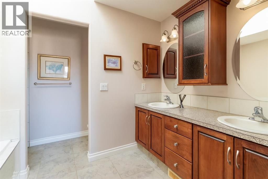 Five -piece ensuite - 1421 40 Street Sw, Calgary, AB - Indoor Photo Showing Bathroom