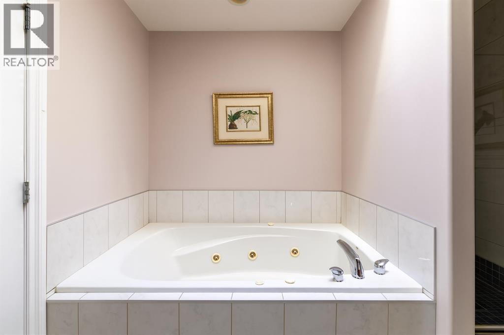 Bath tub in primary bedroom - 1421 40 Street Sw, Calgary, AB - Indoor Photo Showing Bathroom