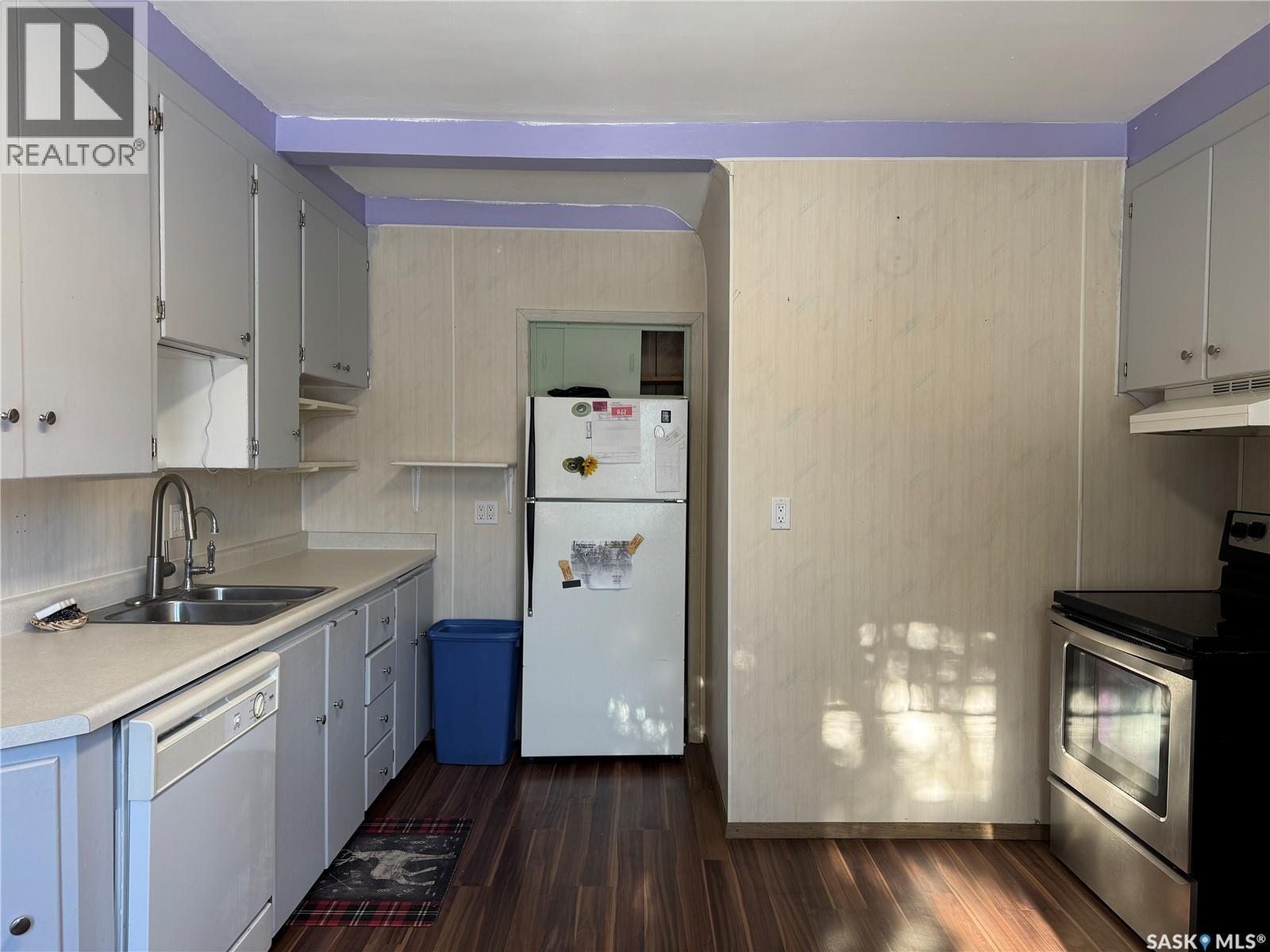 307 1St Street E, Wynyard, SK - Indoor Photo Showing Kitchen With Double Sink
