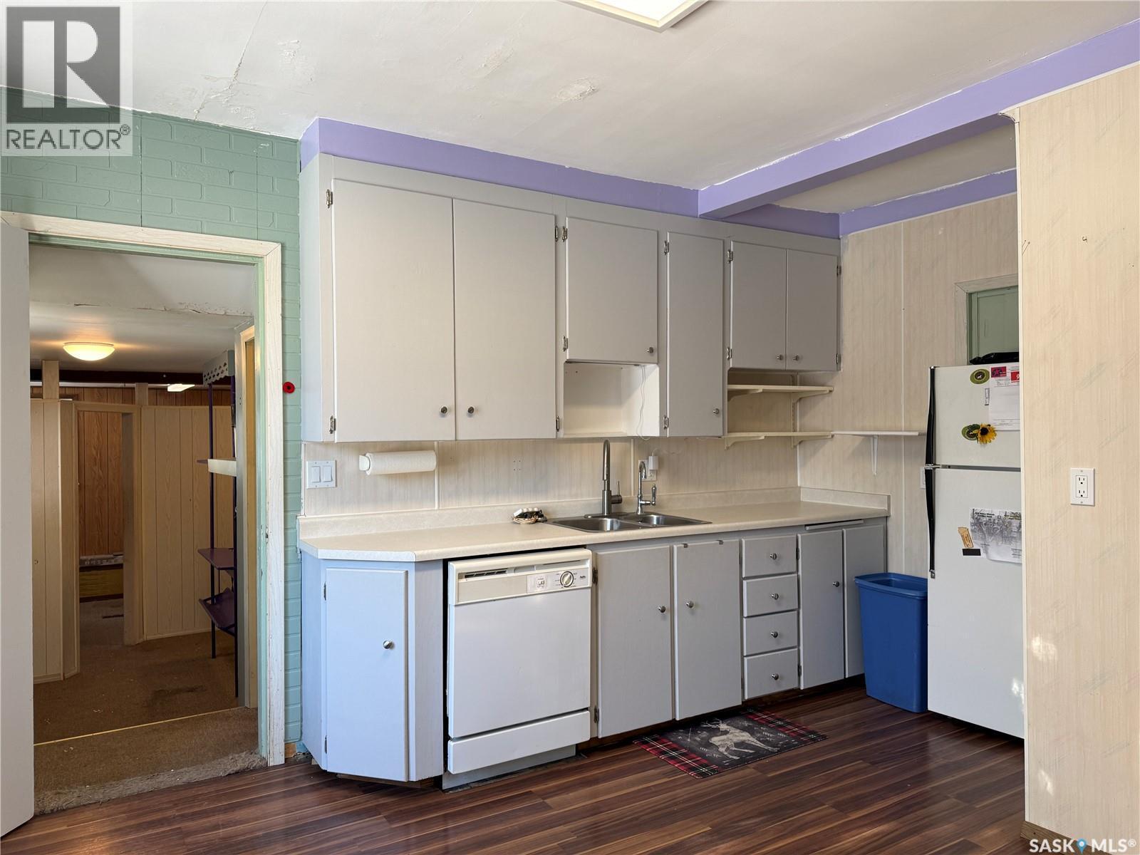 307 1St Street E, Wynyard, SK - Indoor Photo Showing Kitchen With Double Sink