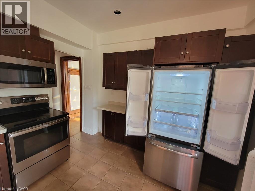 43 Barnesdale Avenue S, Hamilton, ON - Indoor Photo Showing Kitchen