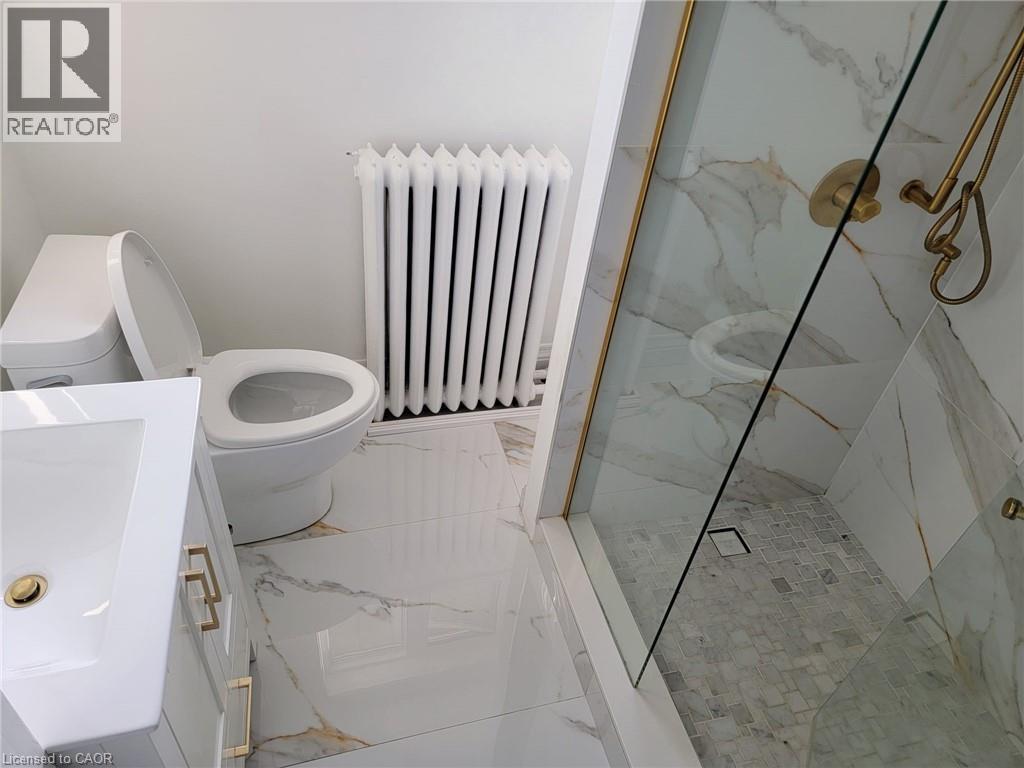 43 Barnesdale Avenue S, Hamilton, ON - Indoor Photo Showing Bathroom