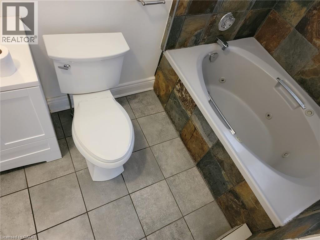 43 Barnesdale Avenue S, Hamilton, ON - Indoor Photo Showing Bathroom