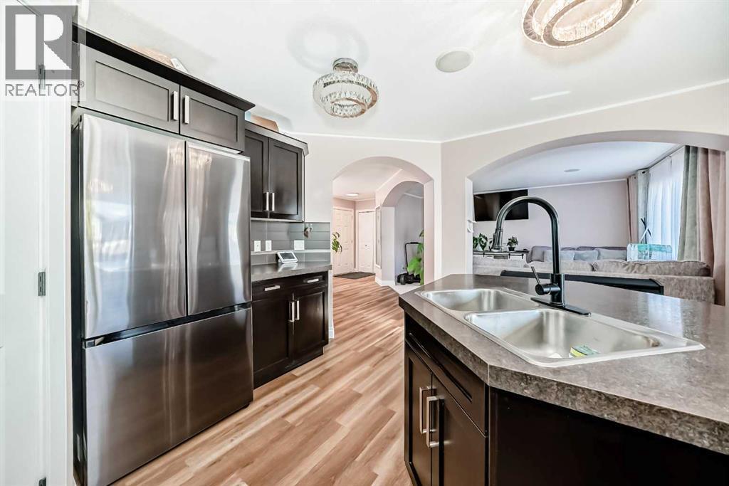 20 Bowman Circle, Sylvan Lake, AB - Indoor Photo Showing Kitchen With Double Sink