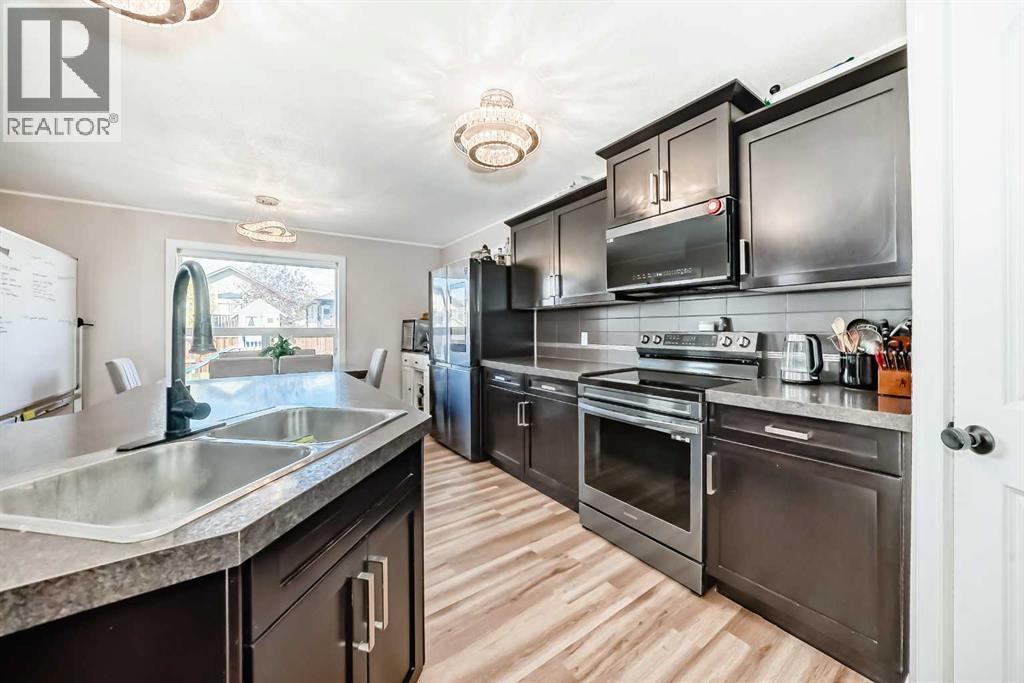 20 Bowman Circle, Sylvan Lake, AB - Indoor Photo Showing Kitchen With Double Sink