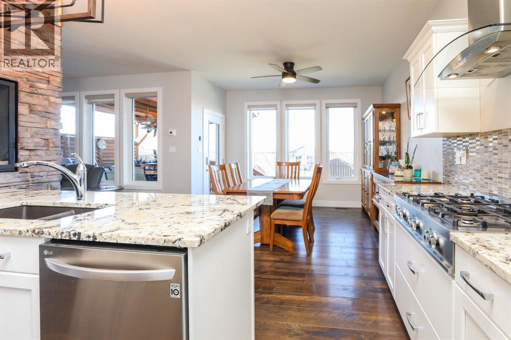 127 Westgate Drive, Coaldale, AB - Indoor Photo Showing Kitchen With Upgraded Kitchen