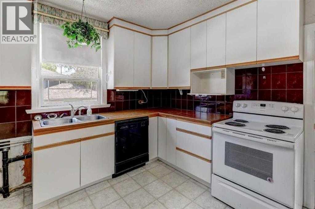 1402 Crescent Road Nw, Calgary, AB - Indoor Photo Showing Kitchen With Double Sink