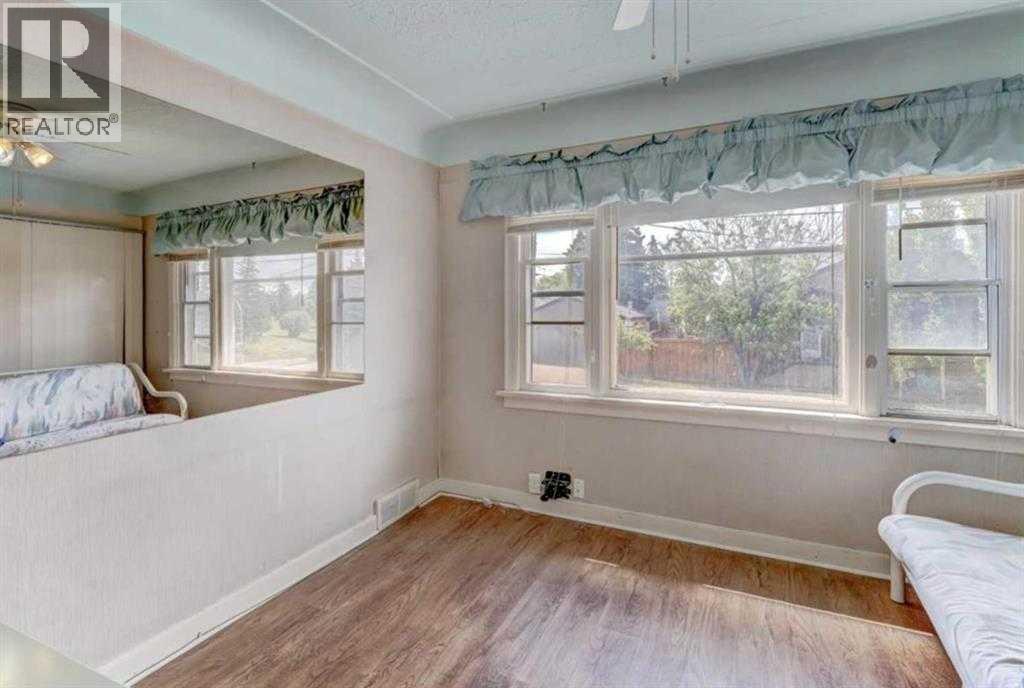 1402 Crescent Road Nw, Calgary, AB - Indoor Photo Showing Bedroom