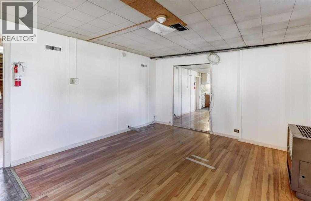 1402 Crescent Road Nw, Calgary, AB - Indoor Photo Showing Other Room