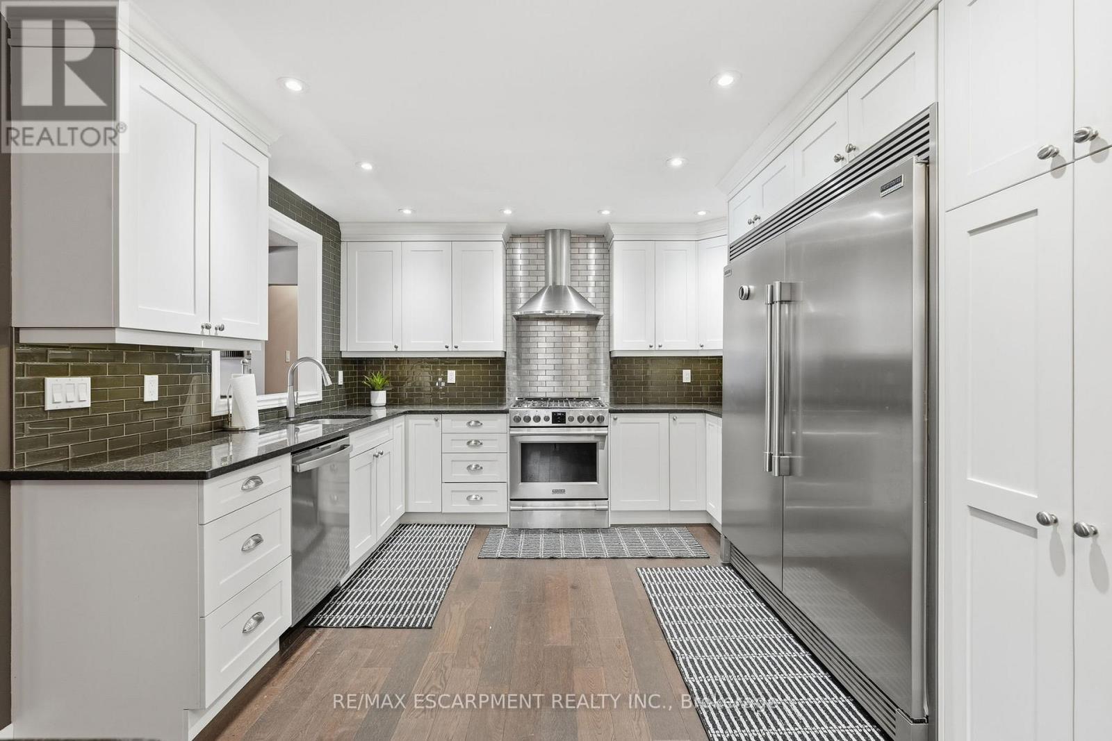 2036 Mountainside Drive, Burlington, ON - Indoor Photo Showing Kitchen With Upgraded Kitchen