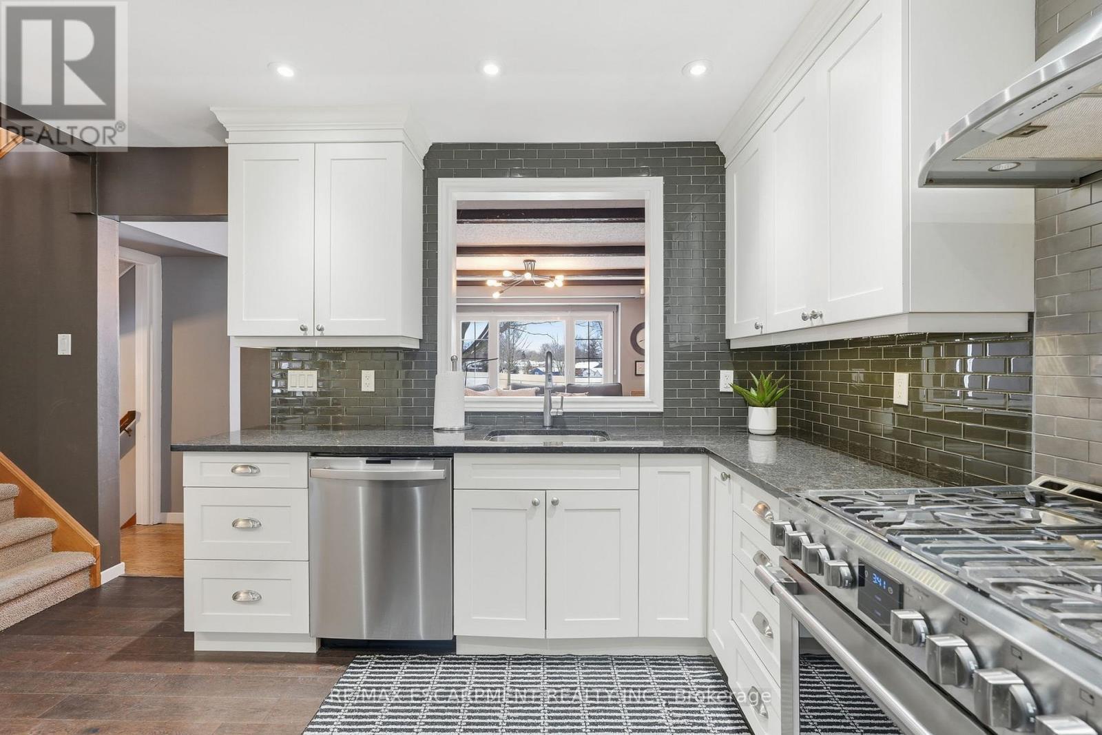 2036 Mountainside Drive, Burlington, ON - Indoor Photo Showing Kitchen With Upgraded Kitchen