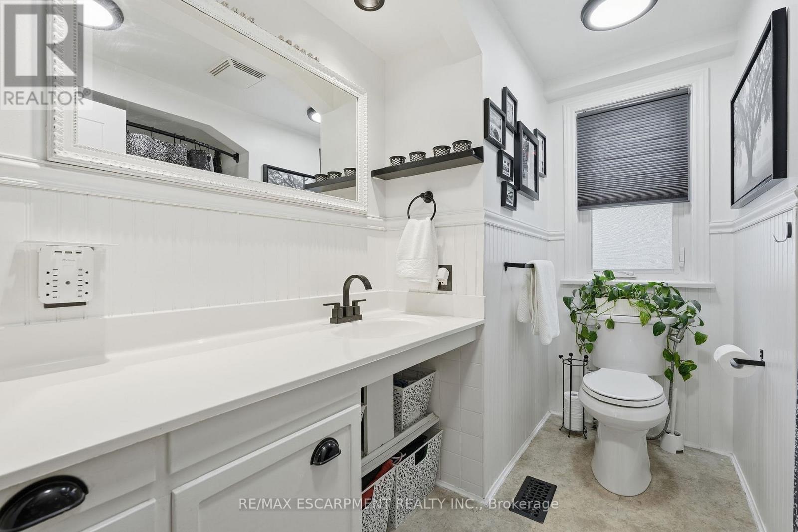 2036 Mountainside Drive, Burlington, ON - Indoor Photo Showing Bathroom
