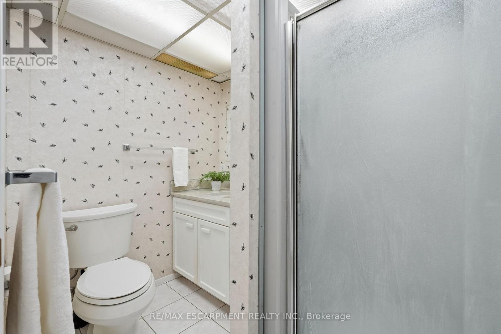 2036 Mountainside Drive, Burlington, ON - Indoor Photo Showing Bathroom