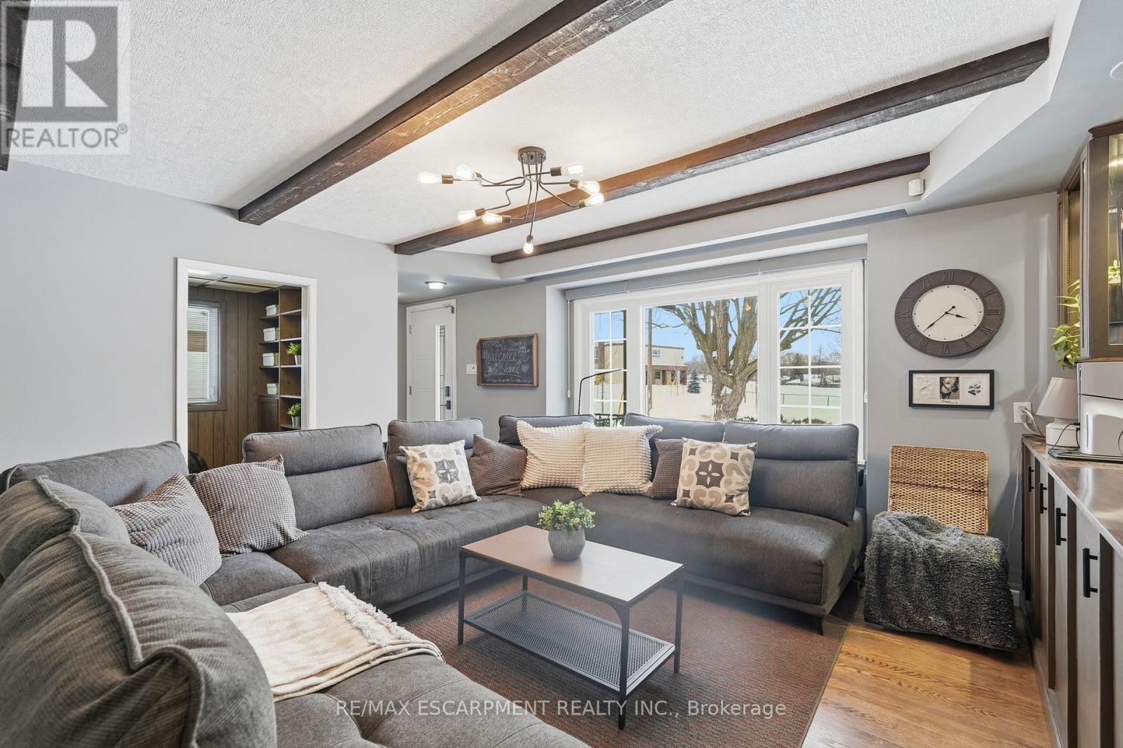 2036 Mountainside Drive, Burlington, ON - Indoor Photo Showing Living Room