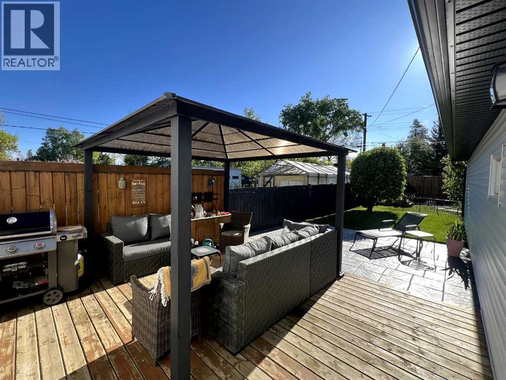 206 5 Avenue Se, Three Hills, AB - Outdoor With Deck Patio Veranda