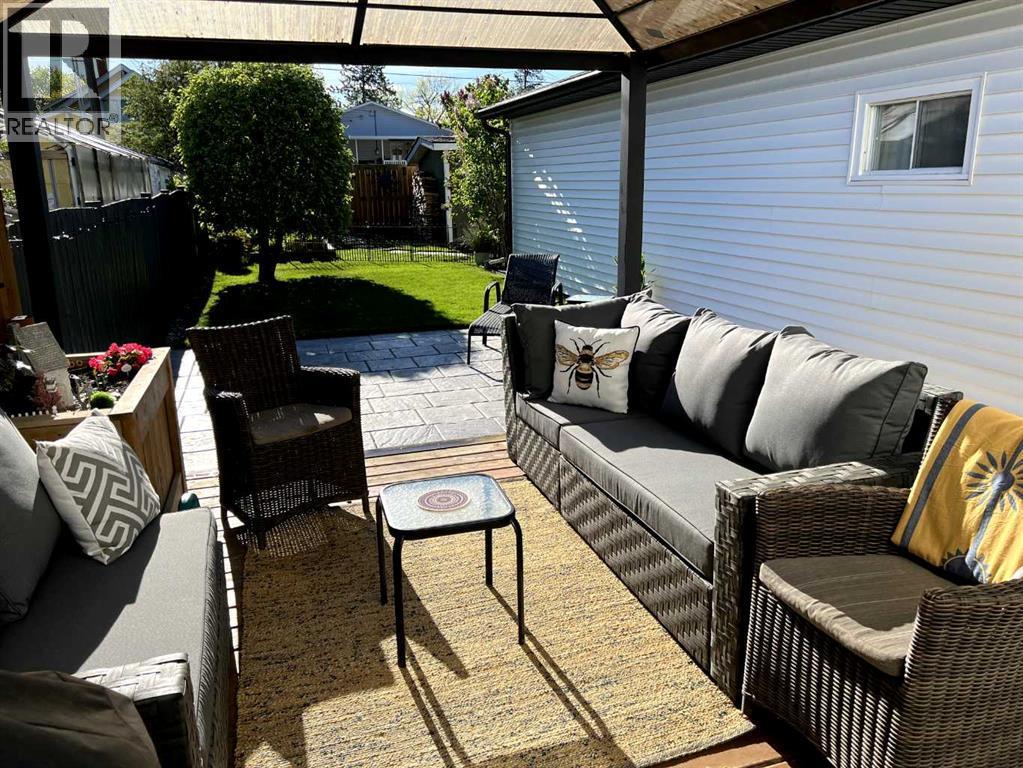 206 5 Avenue Se, Three Hills, AB - Outdoor With Exterior