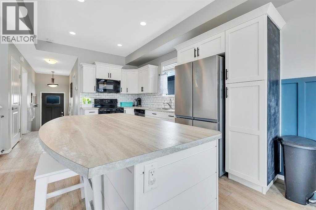 85 Reynolds Road, Sylvan Lake, AB - Indoor Photo Showing Kitchen