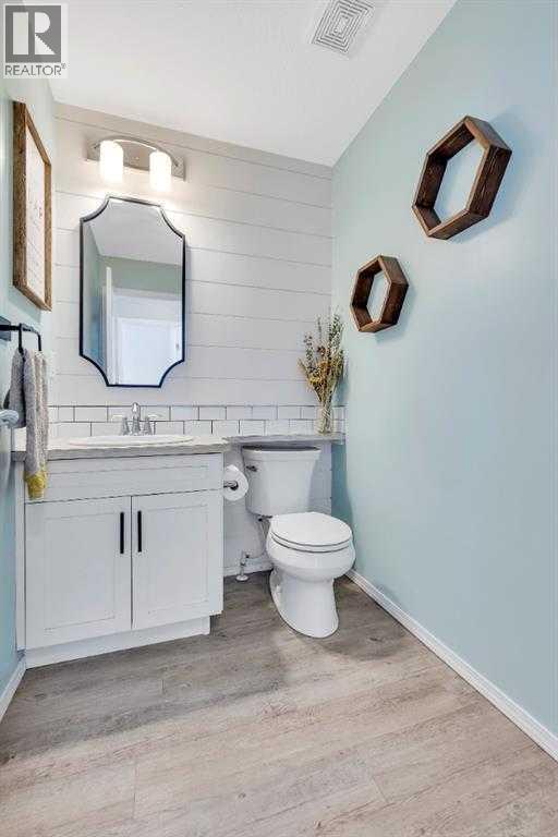 85 Reynolds Road, Sylvan Lake, AB - Indoor Photo Showing Bathroom