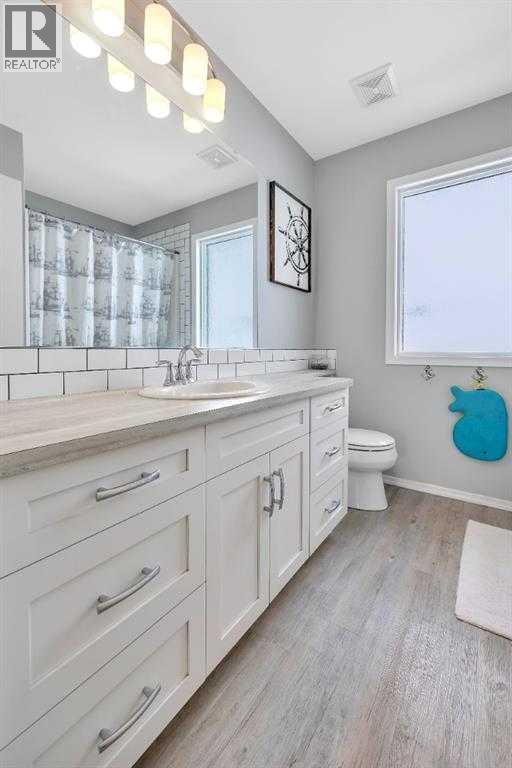 85 Reynolds Road, Sylvan Lake, AB - Indoor Photo Showing Bathroom