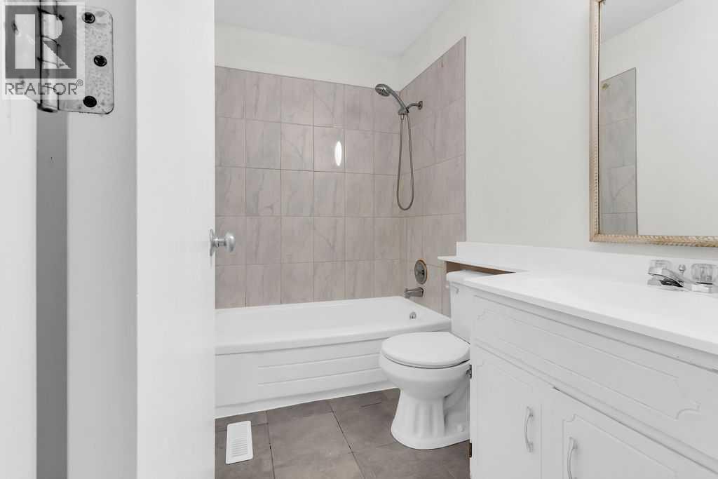 10 Radcliffe Crescent Se, Calgary, AB - Indoor Photo Showing Bathroom