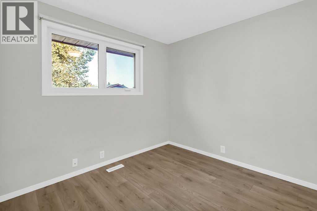 10 Radcliffe Crescent Se, Calgary, AB - Indoor Photo Showing Other Room