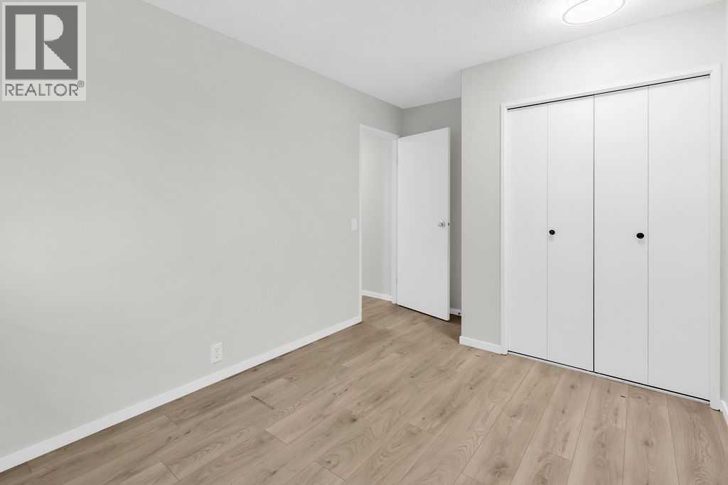 10 Radcliffe Crescent Se, Calgary, AB - Indoor Photo Showing Other Room