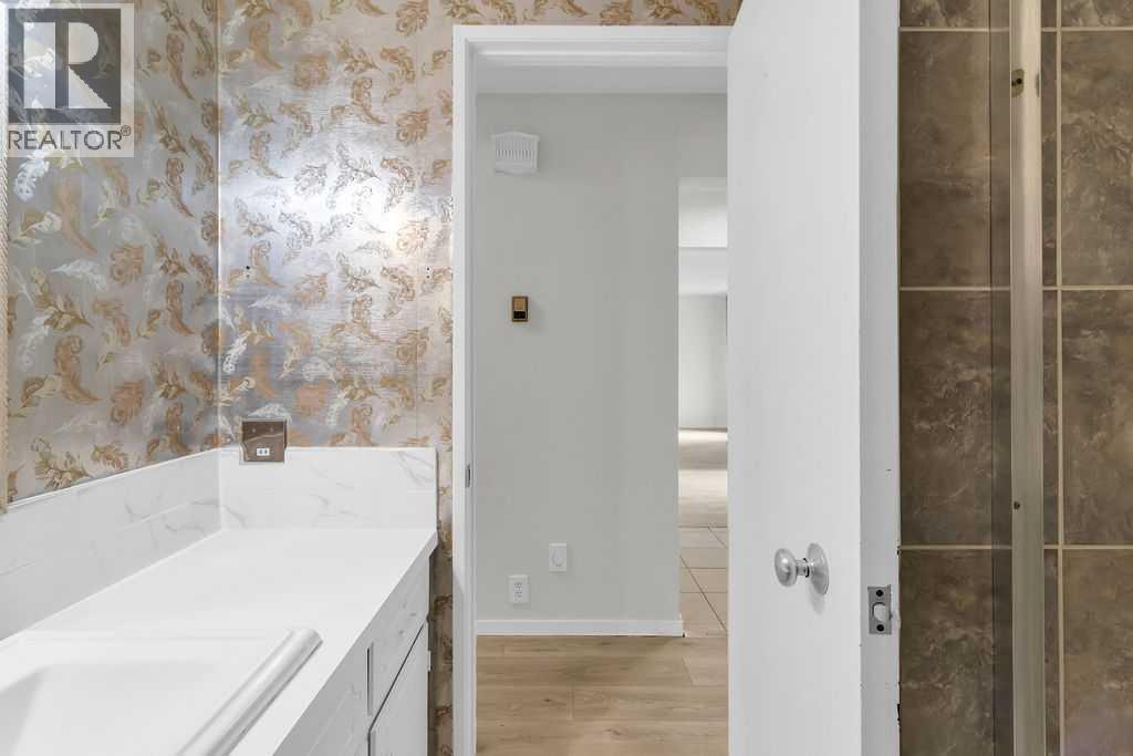 10 Radcliffe Crescent Se, Calgary, AB - Indoor Photo Showing Bathroom