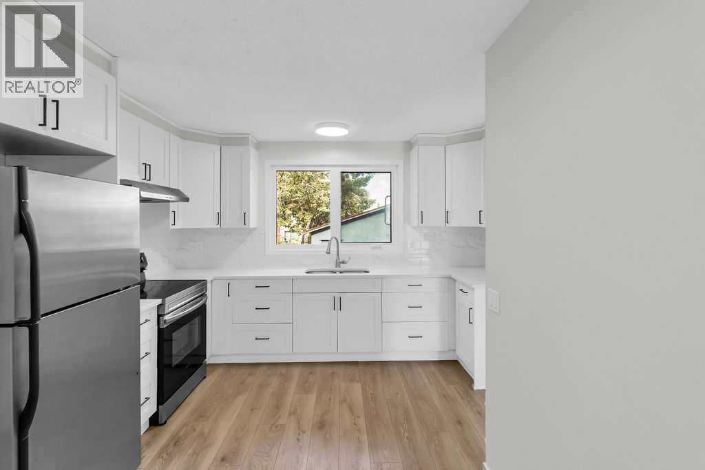 10 Radcliffe Crescent Se, Calgary, AB - Indoor Photo Showing Kitchen