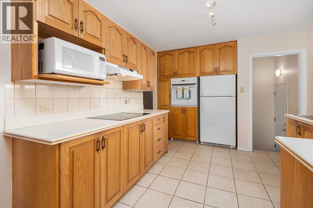 1423 18A Street Ne, Calgary, AB - Indoor Photo Showing Kitchen