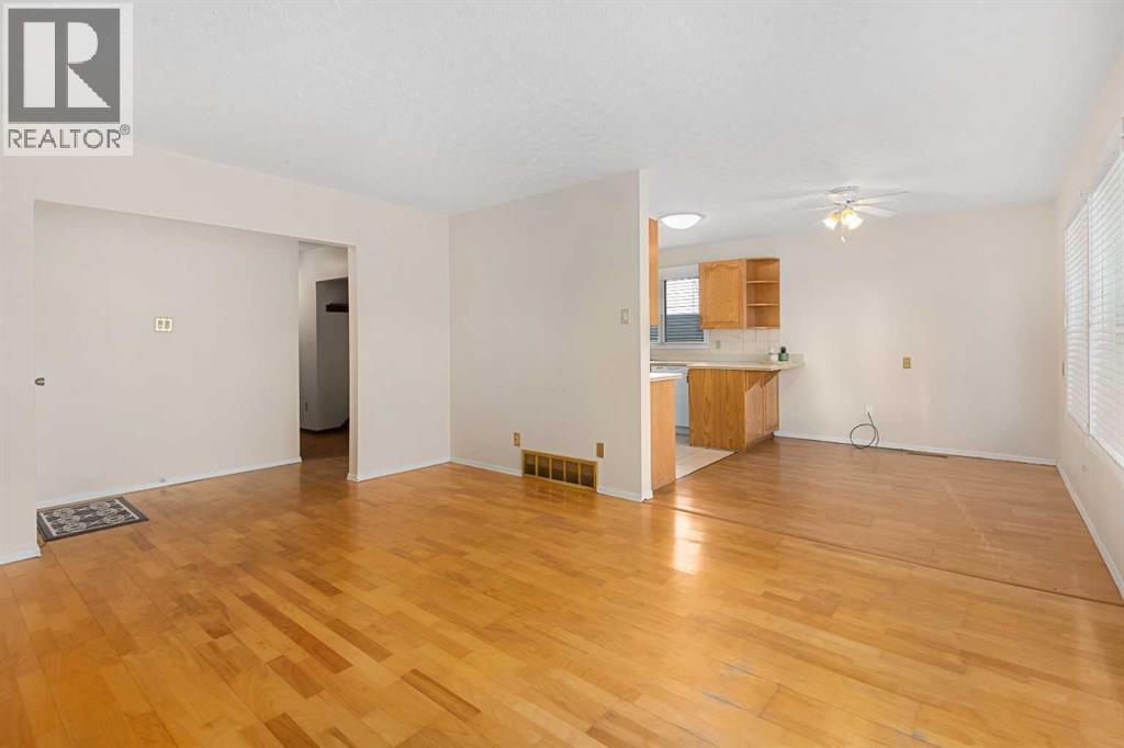 1423 18A Street Ne, Calgary, AB - Indoor Photo Showing Other Room