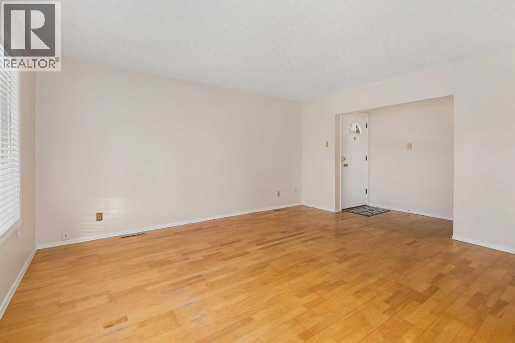 1423 18A Street Ne, Calgary, AB - Indoor Photo Showing Other Room