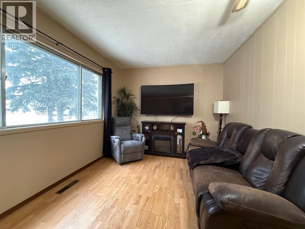 1026 11 Avenue, Wainwright, AB - Indoor Photo Showing Living Room