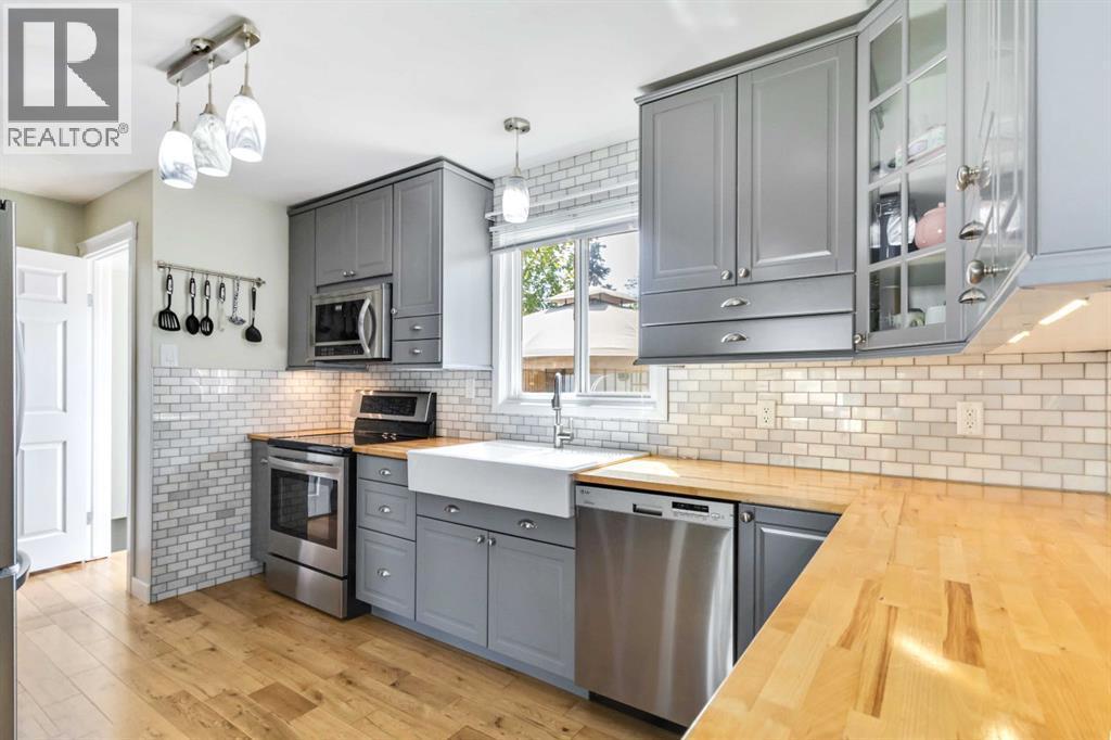 129 Ermine Crescent, Fort Mcmurray, AB - Indoor Photo Showing Kitchen With Upgraded Kitchen