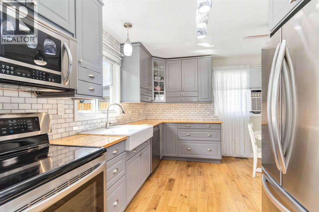 129 Ermine Crescent, Fort Mcmurray, AB - Indoor Photo Showing Kitchen With Stainless Steel Kitchen With Upgraded Kitchen