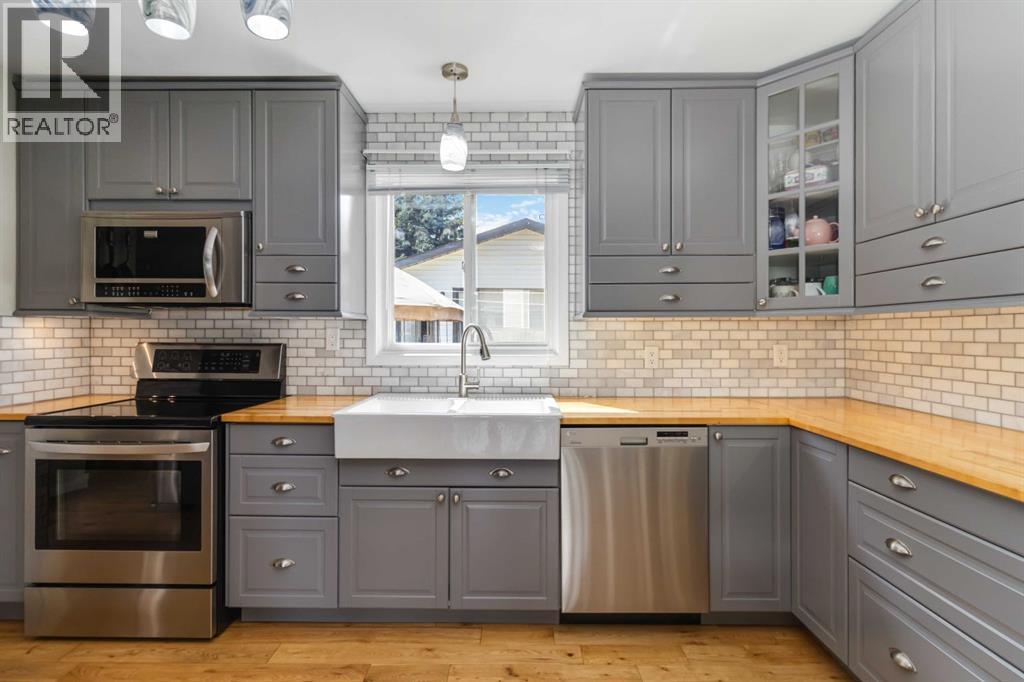 129 Ermine Crescent, Fort Mcmurray, AB - Indoor Photo Showing Kitchen With Upgraded Kitchen