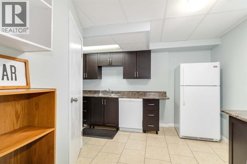 129 Ermine Crescent, Fort Mcmurray, AB - Indoor Photo Showing Kitchen