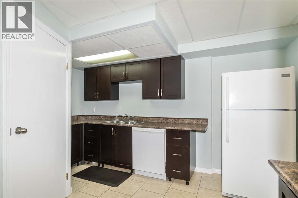 129 Ermine Crescent, Fort Mcmurray, AB - Indoor Photo Showing Kitchen With Double Sink