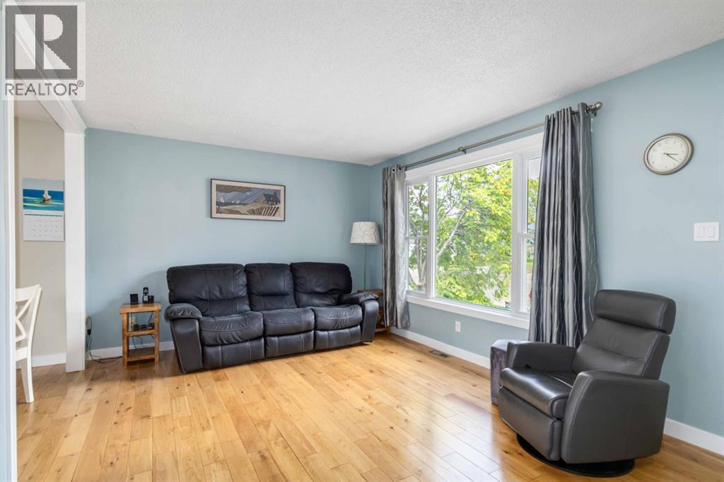 129 Ermine Crescent, Fort Mcmurray, AB - Indoor Photo Showing Living Room