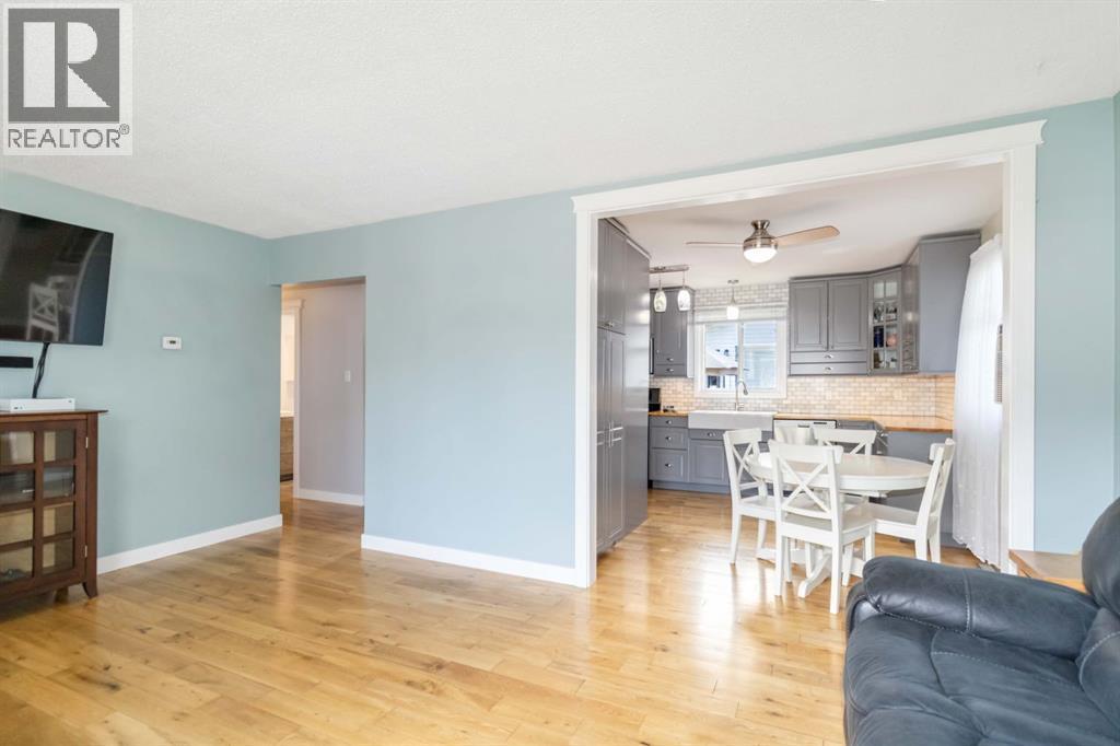 129 Ermine Crescent, Fort Mcmurray, AB - Indoor Photo Showing Living Room