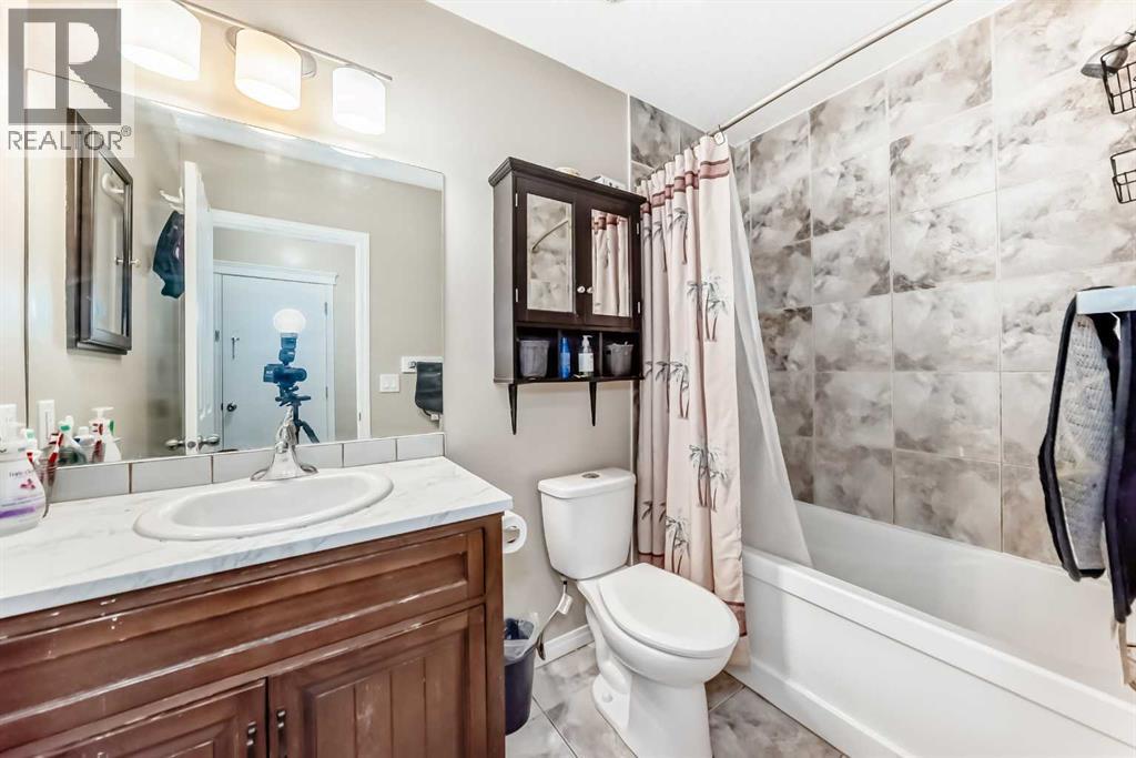 71 Martha'S Meadow Close Ne, Calgary, AB - Indoor Photo Showing Bathroom
