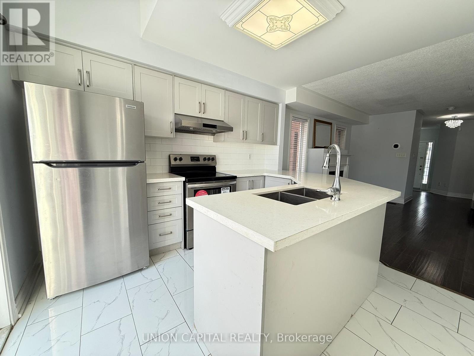 5450 Tree Crest Court, Mississauga, ON - Indoor Photo Showing Kitchen With Double Sink With Upgraded Kitchen