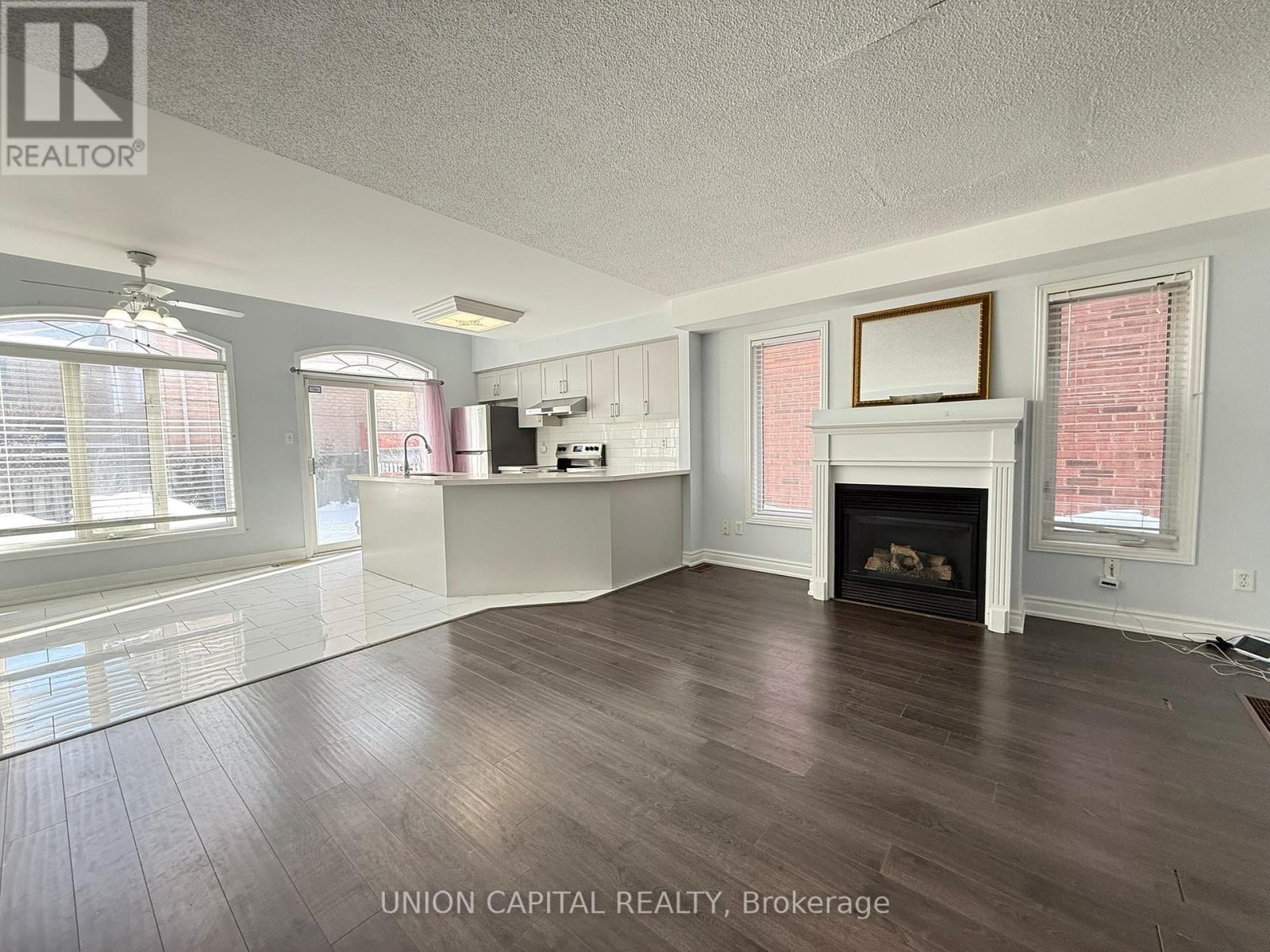 5450 Tree Crest Court, Mississauga, ON - Indoor Photo Showing Living Room With Fireplace