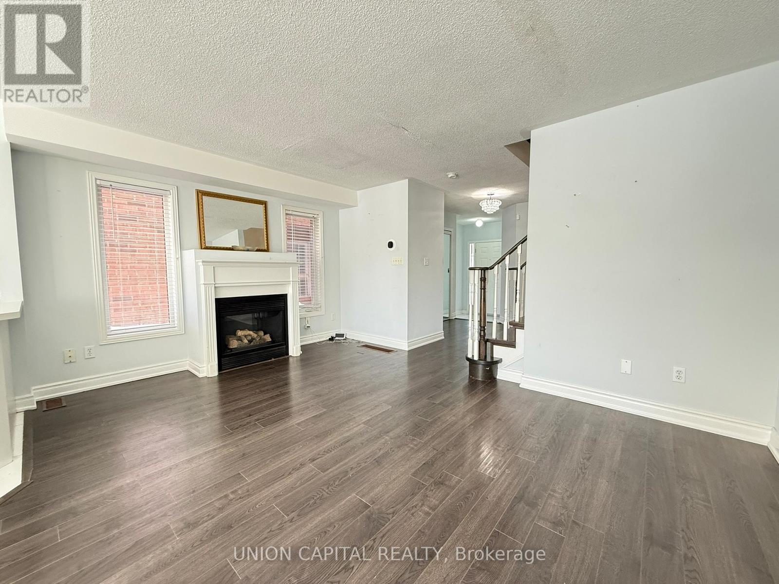 5450 Tree Crest Court, Mississauga, ON - Indoor Photo Showing Living Room With Fireplace