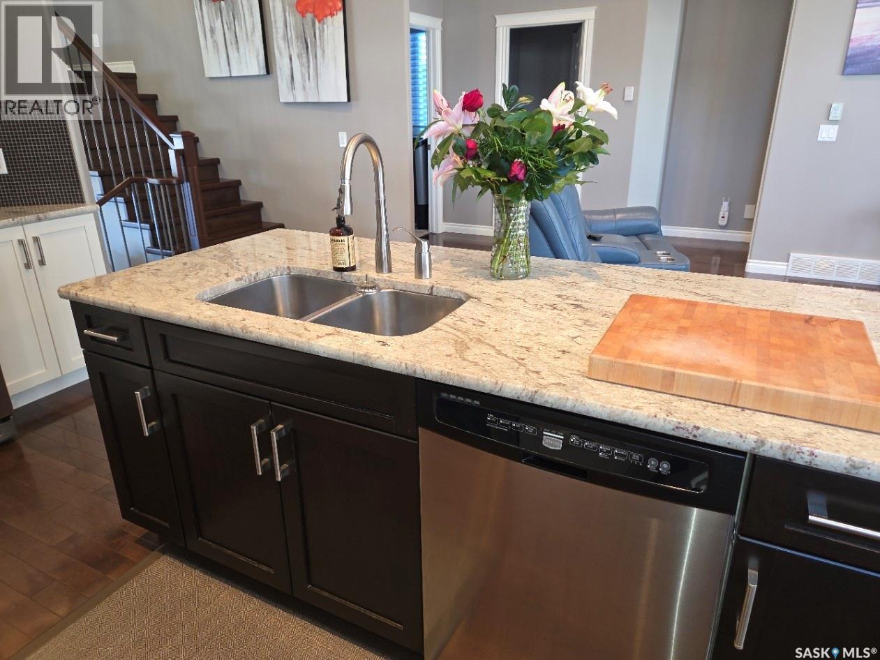 1530 Patrick Place, Saskatoon, SK - Indoor Photo Showing Kitchen With Double Sink