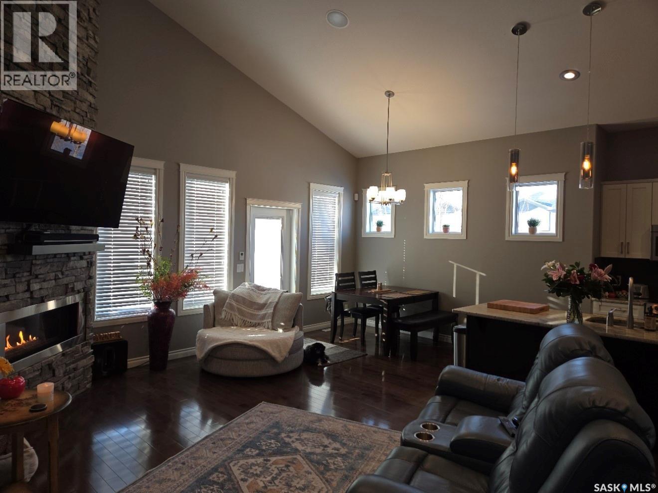 1530 Patrick Place, Saskatoon, SK - Indoor Photo Showing Living Room With Fireplace