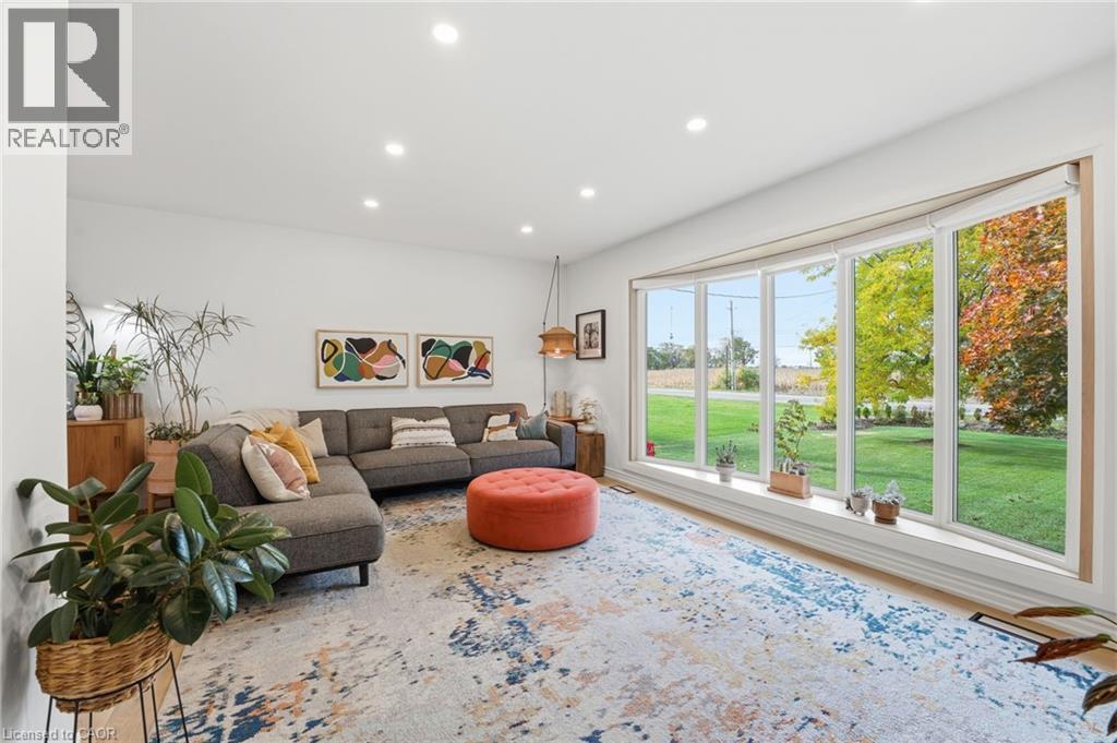 348 Sydenham Road, Dundas, ON - Indoor Photo Showing Living Room