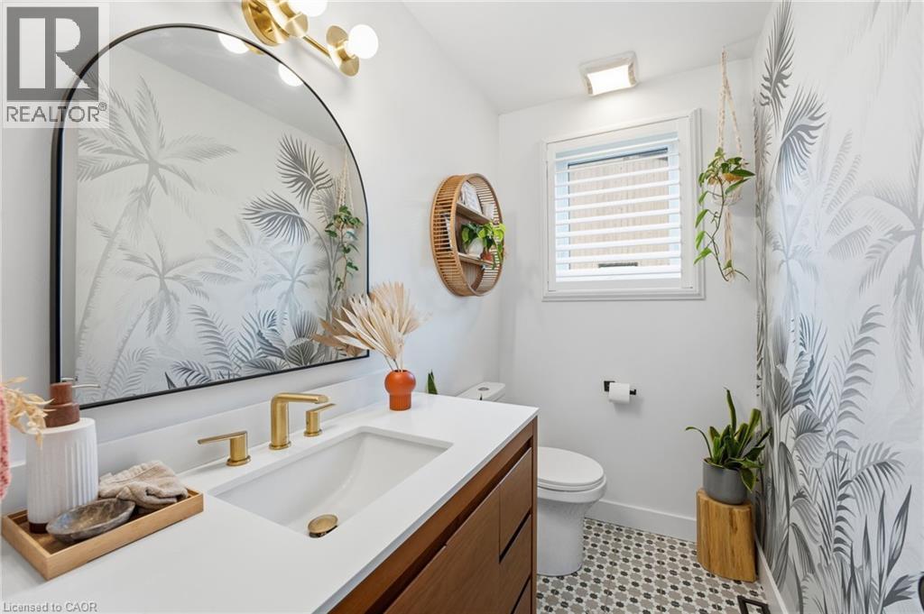 348 Sydenham Road, Dundas, ON - Indoor Photo Showing Bathroom