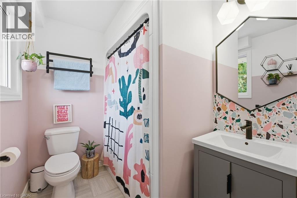 348 Sydenham Road, Dundas, ON - Indoor Photo Showing Bathroom