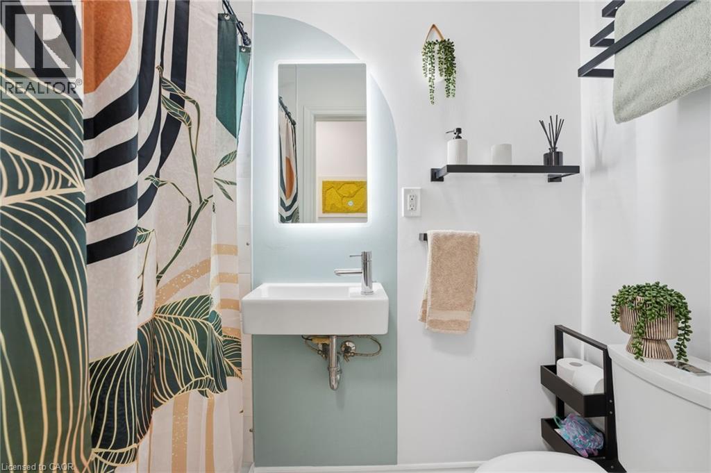 348 Sydenham Road, Dundas, ON - Indoor Photo Showing Bathroom